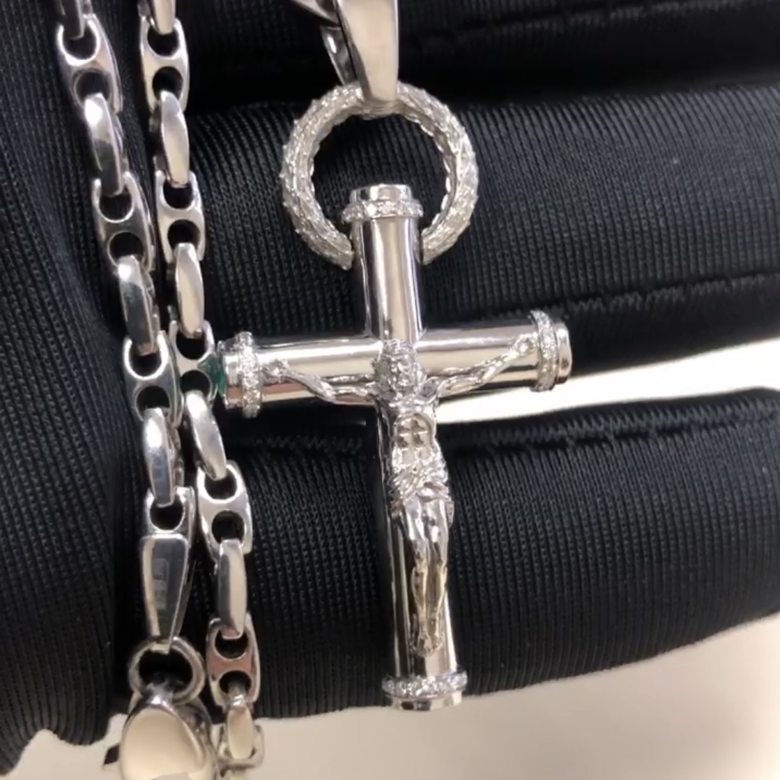 Православный крест из платины с изумрудами