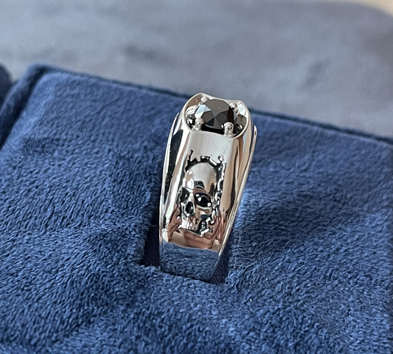 Мужское кольцо с чёрным бриллиантом (0,90 ct.) из платины 950 пробы
