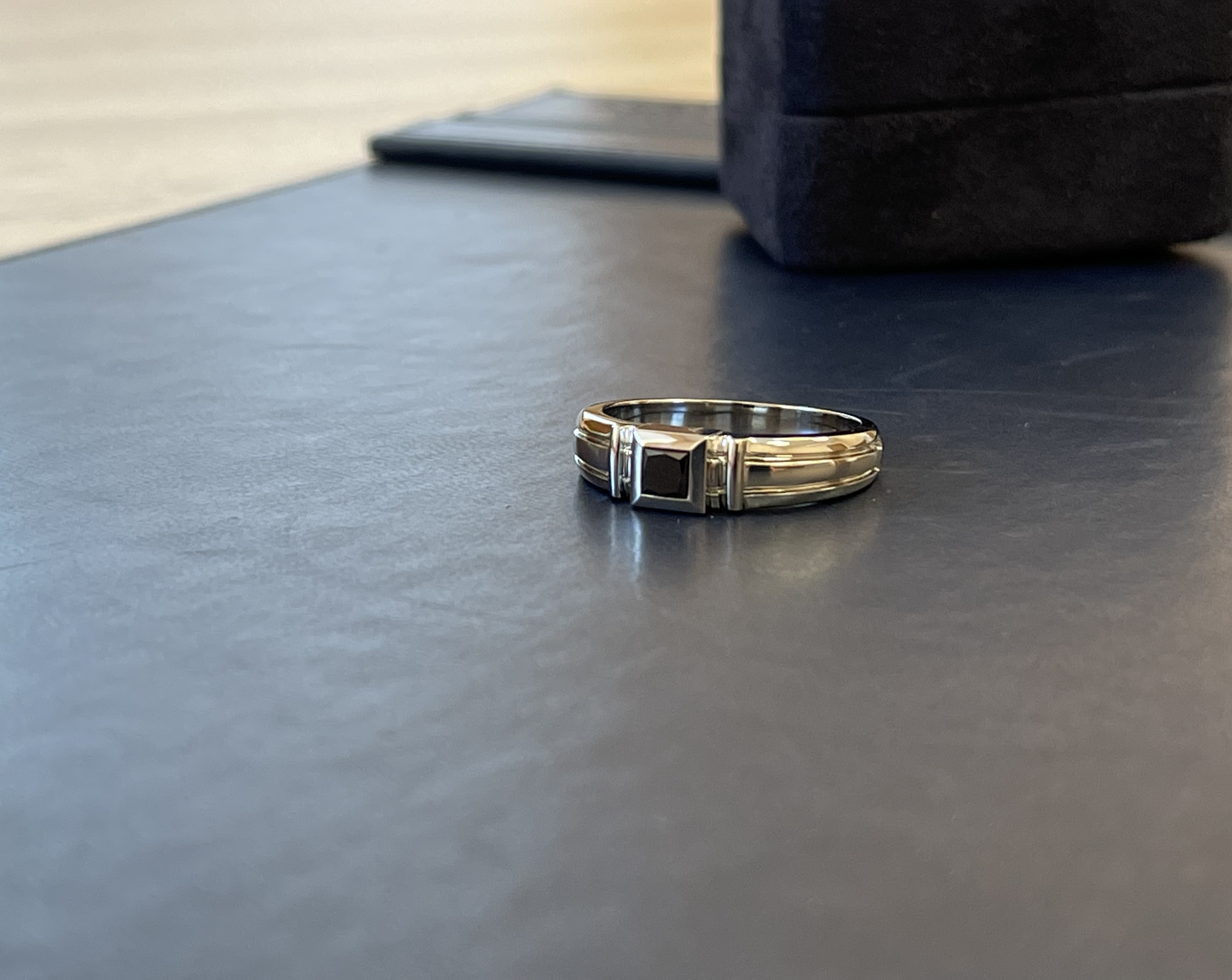 Мужское кольцо с сапфиром из платины 950 пробы
