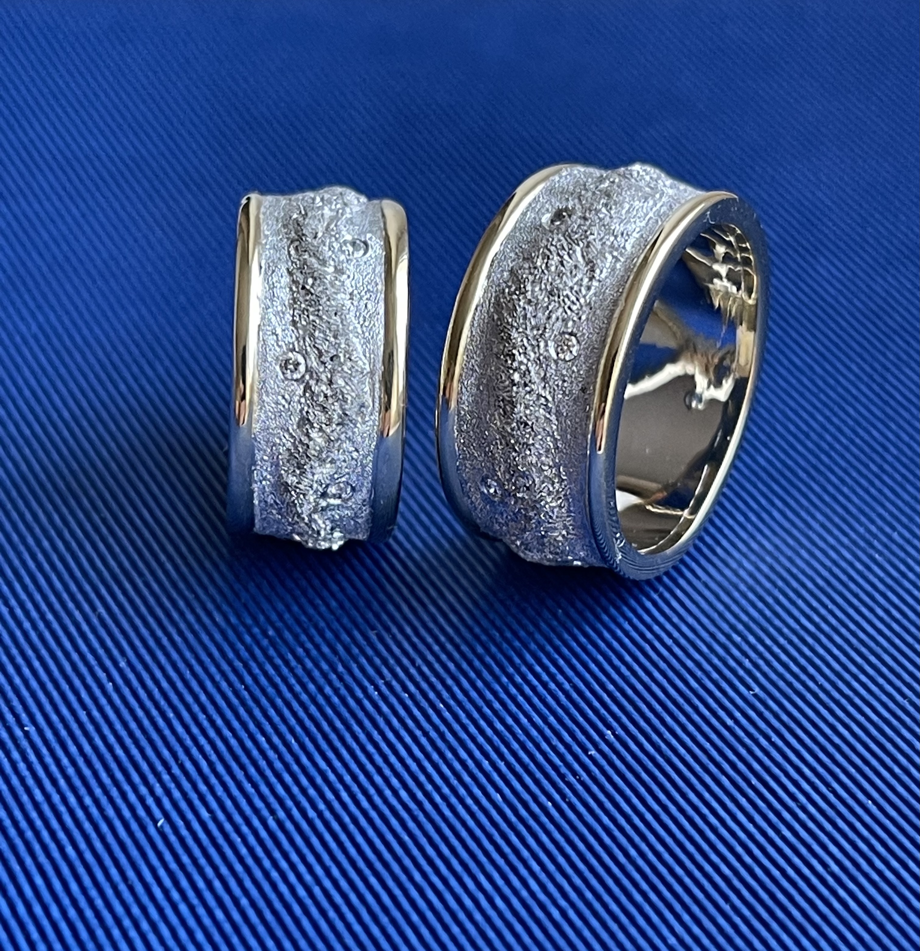 Обручальные кольца с бриллиантами(0,042 ct.) из платины и золота 