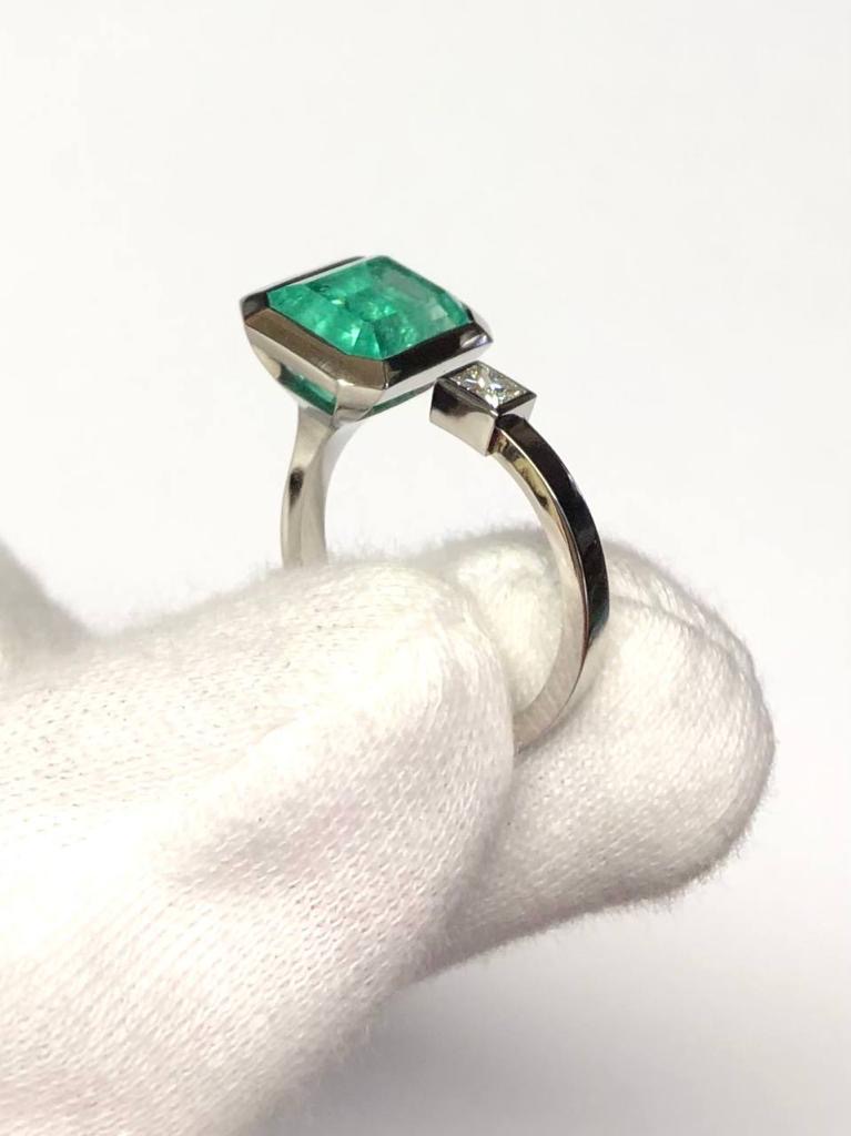 Кольцо с изумрудом(4,14 ct.) и бриллиантом(0,15 ct.) из палладия 850 пробы
