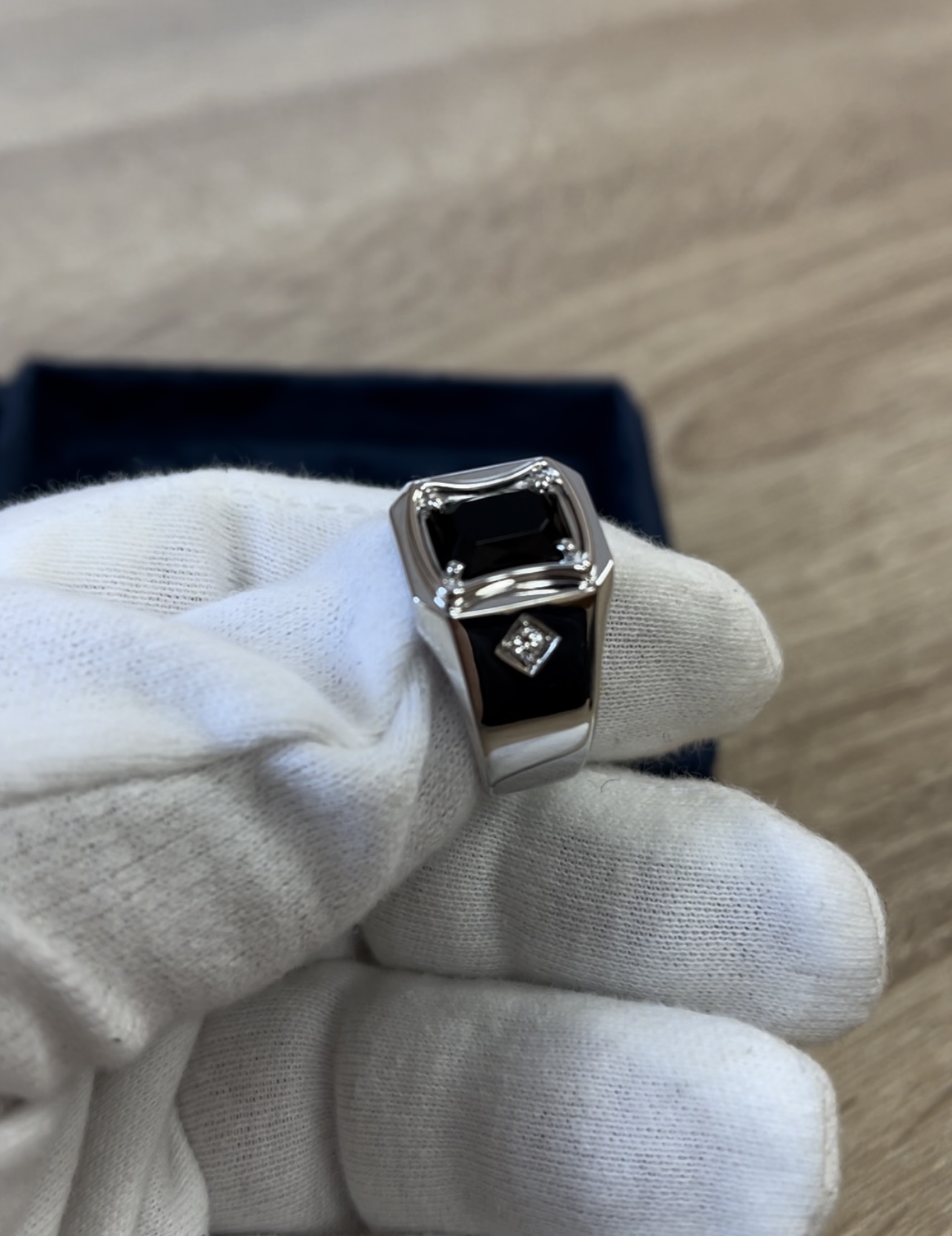 Мужское кольцо с ониксом из белого золота 585 пробы