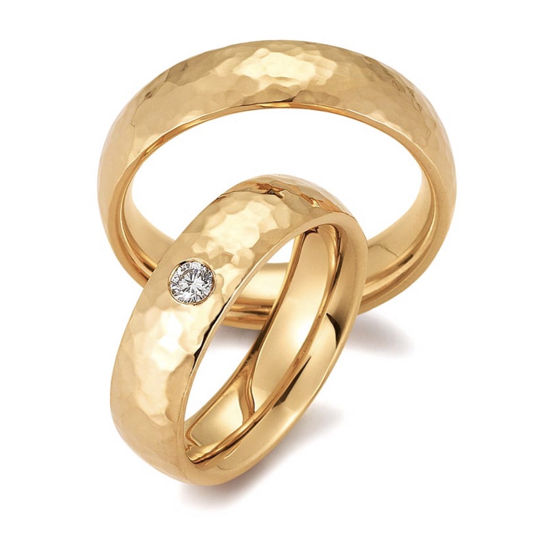 Обручальные кольца из золота с бриллиантом(0,05 ct.)