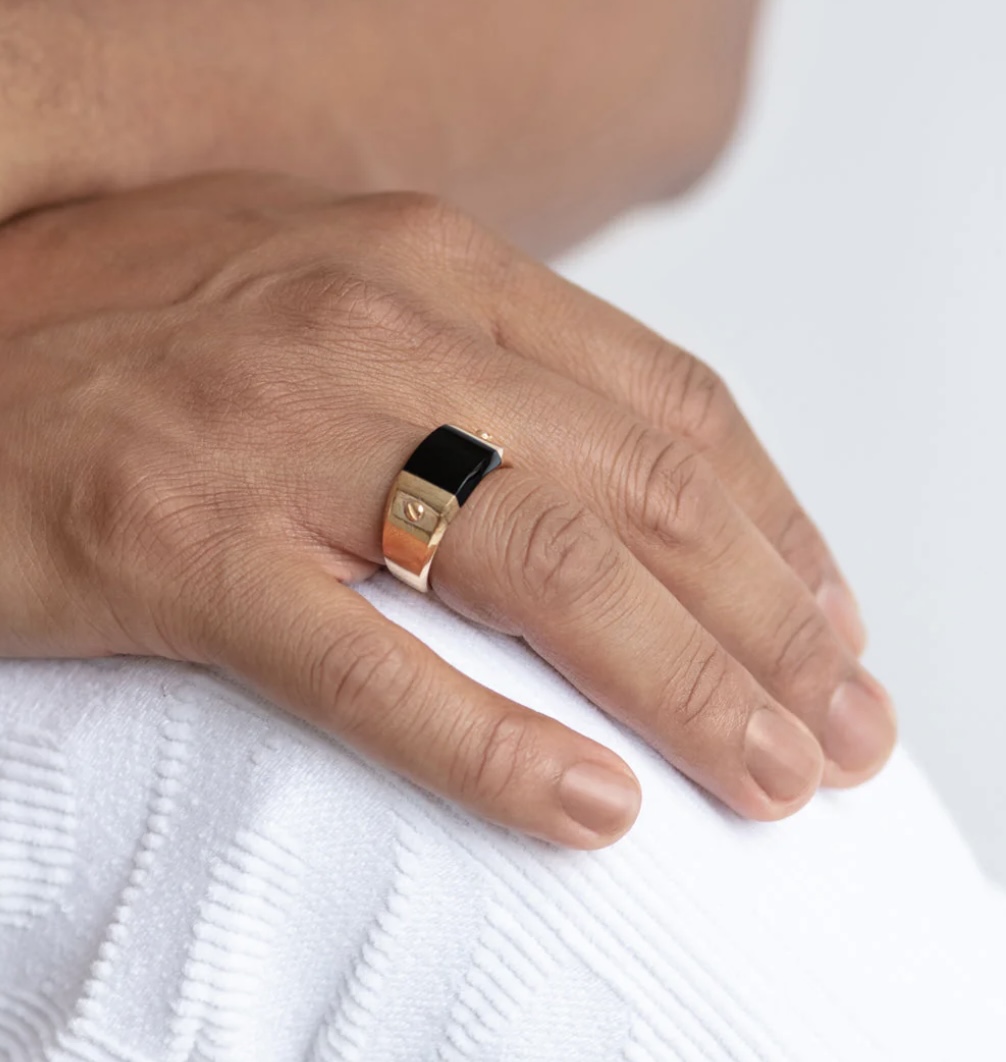 Мужское кольцо с чёрным ониксом из платины 950 пробы