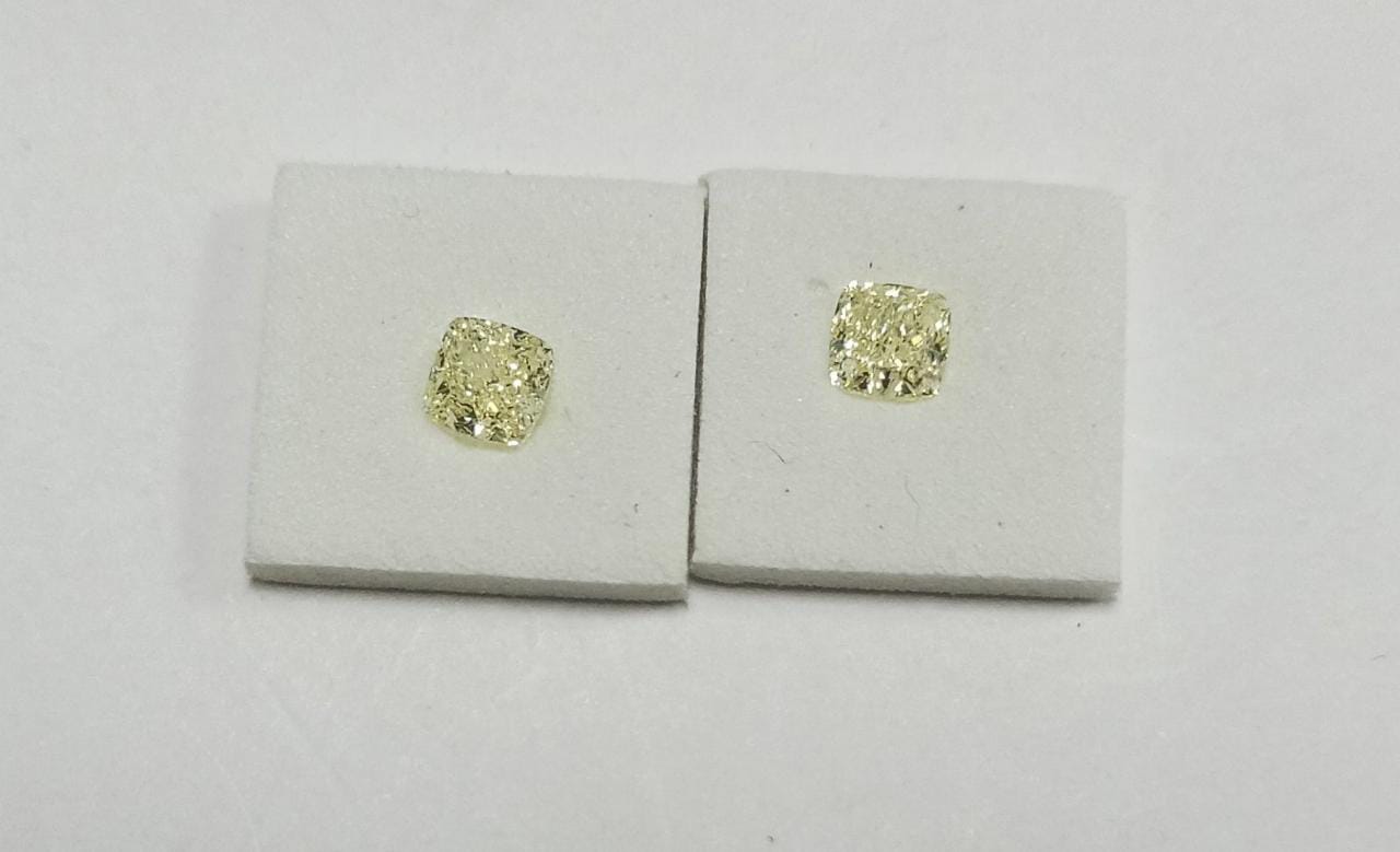 Серьги пусеты с жёлтыми бриллиантами(1,01 ct.) огранки «Кушон»