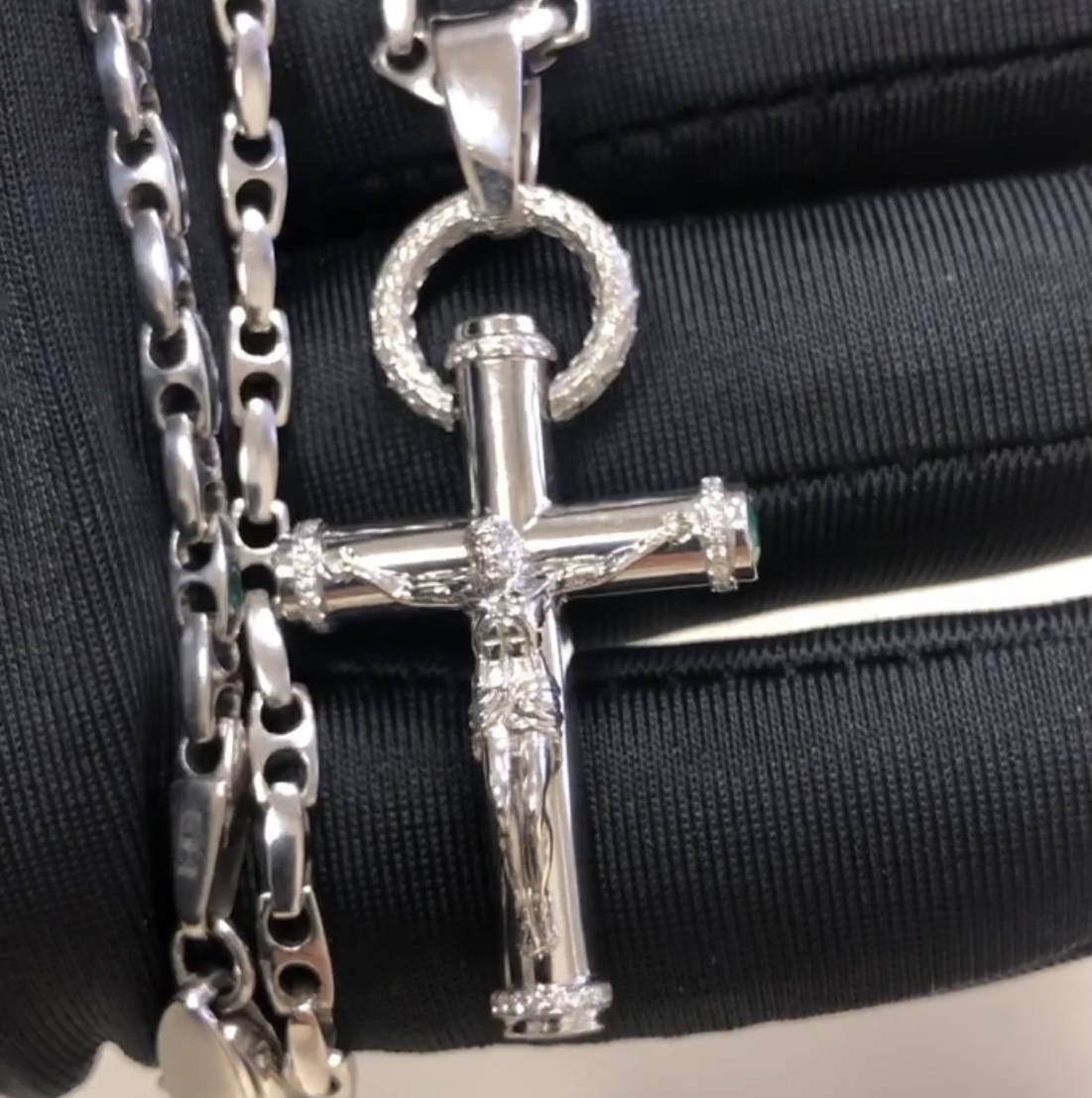 Православный крест из платины с изумрудами
