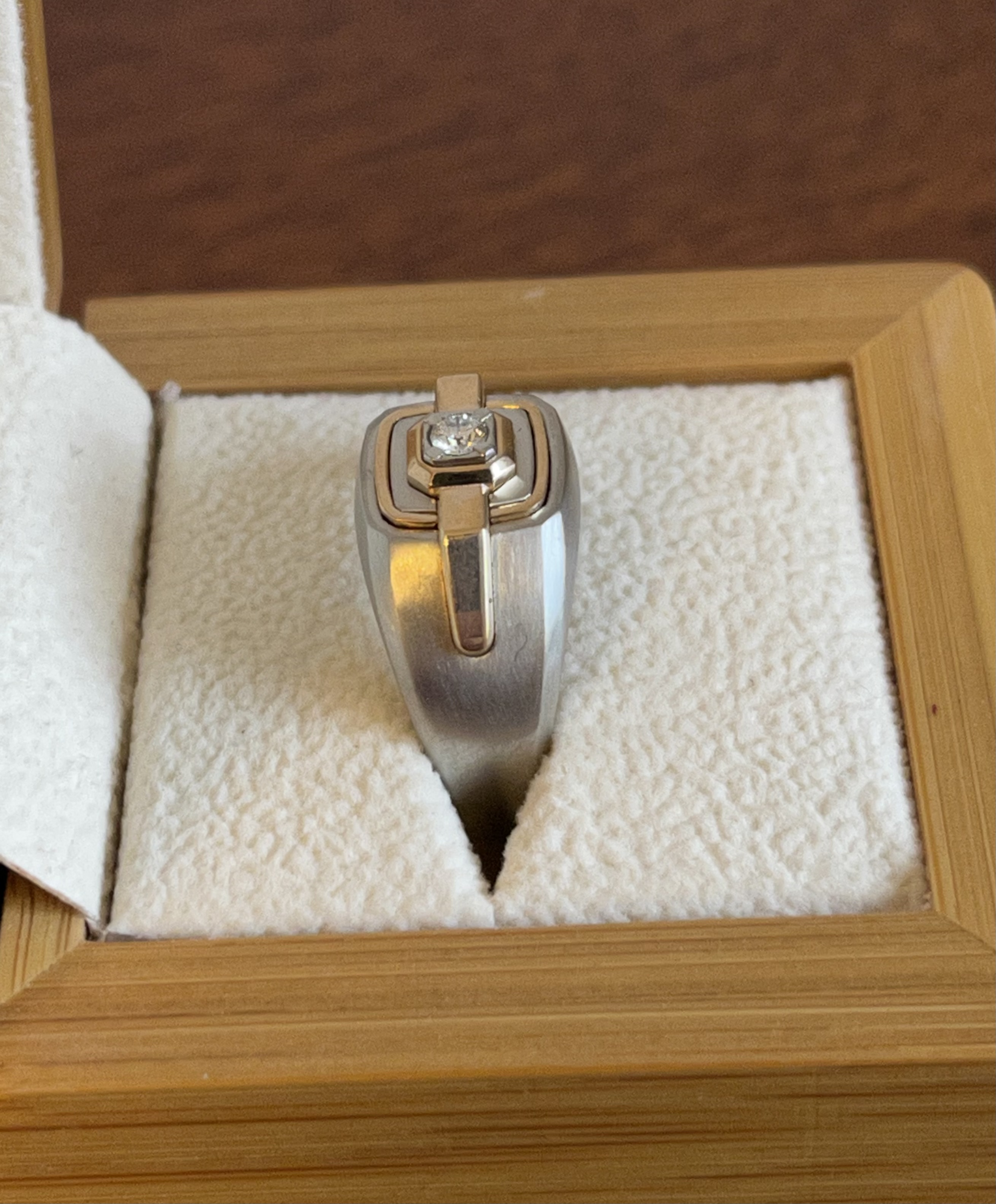 Мужское кольцо из платины и золота с бриллиантом