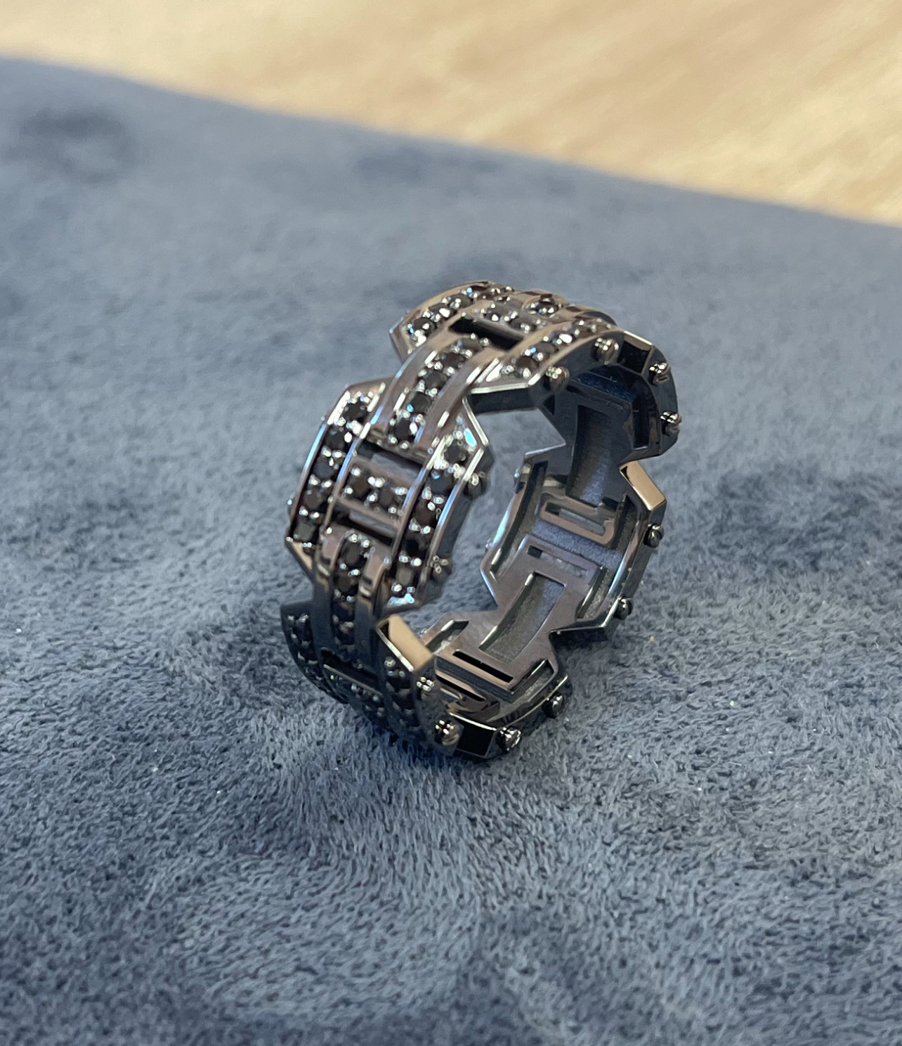 Мужское кольцо с чёрными бриллиантами (1,30 ct.) из платины 950 пробы